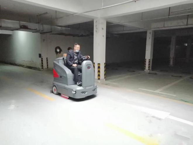 新北小区物业保洁不用人力改用驾驶式洗地机了
